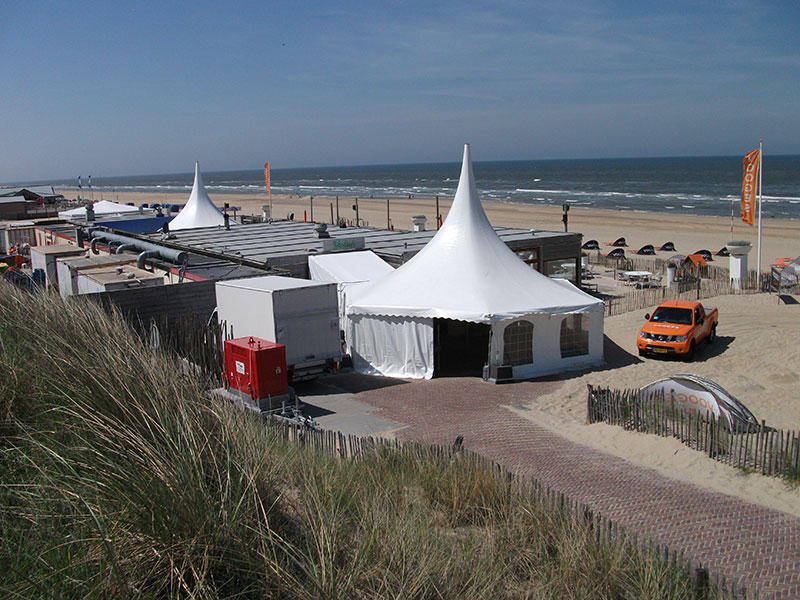 Tijdelijke stroomvoorziening op het strand van Zandvoort